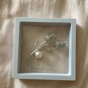 Tulip brooch